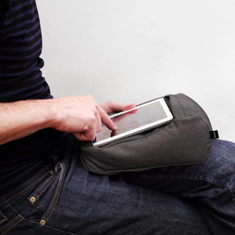 2-i-1 nakkepude og iPad-holder - Image 3